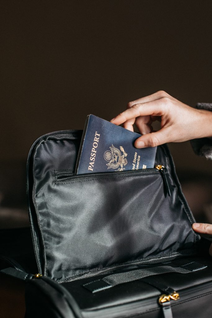 Passporte entrando em uma mala